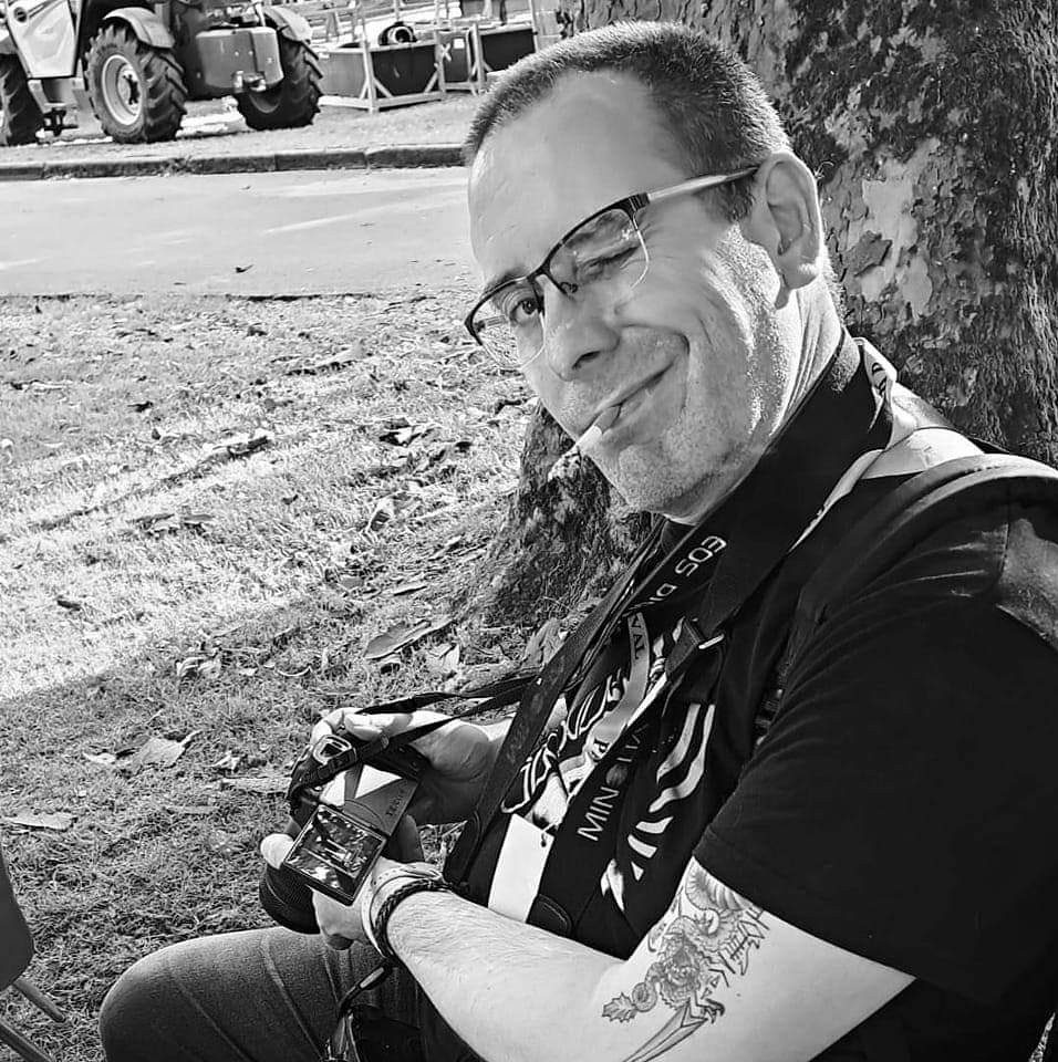 auto-portrait en noir et blanc.