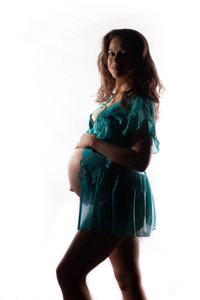 femme enceinte sur fond blanc