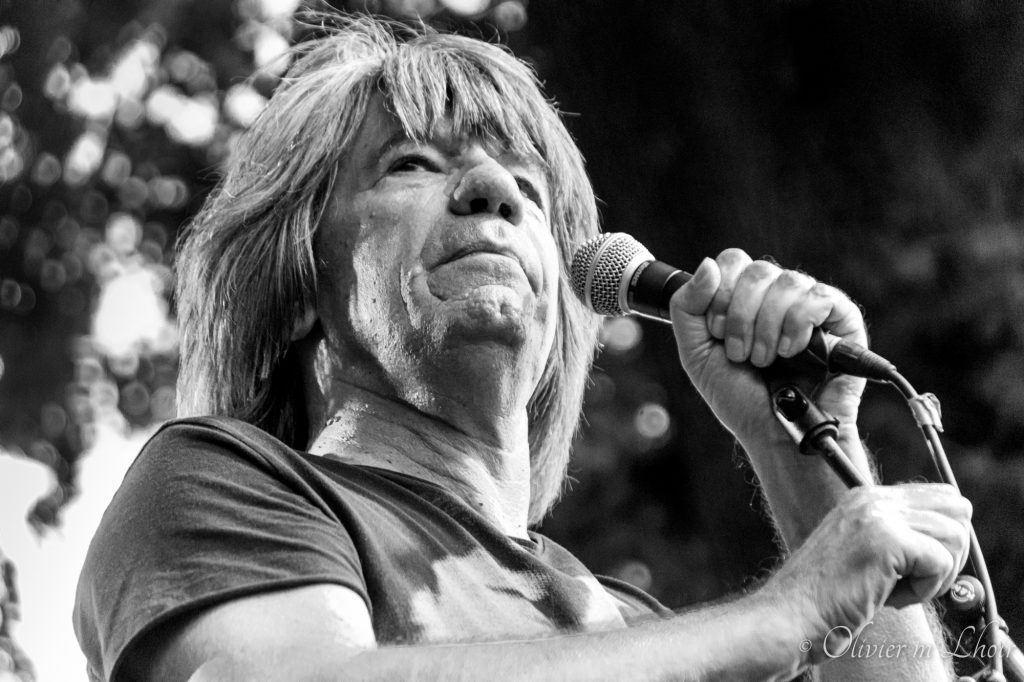 chanteur en noir et blanc