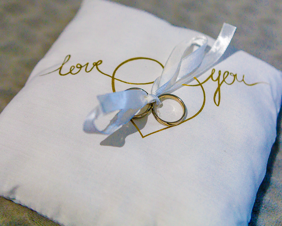 alliances sur coussin brodé