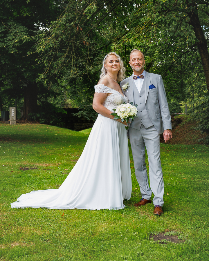 couple marié dans un parc