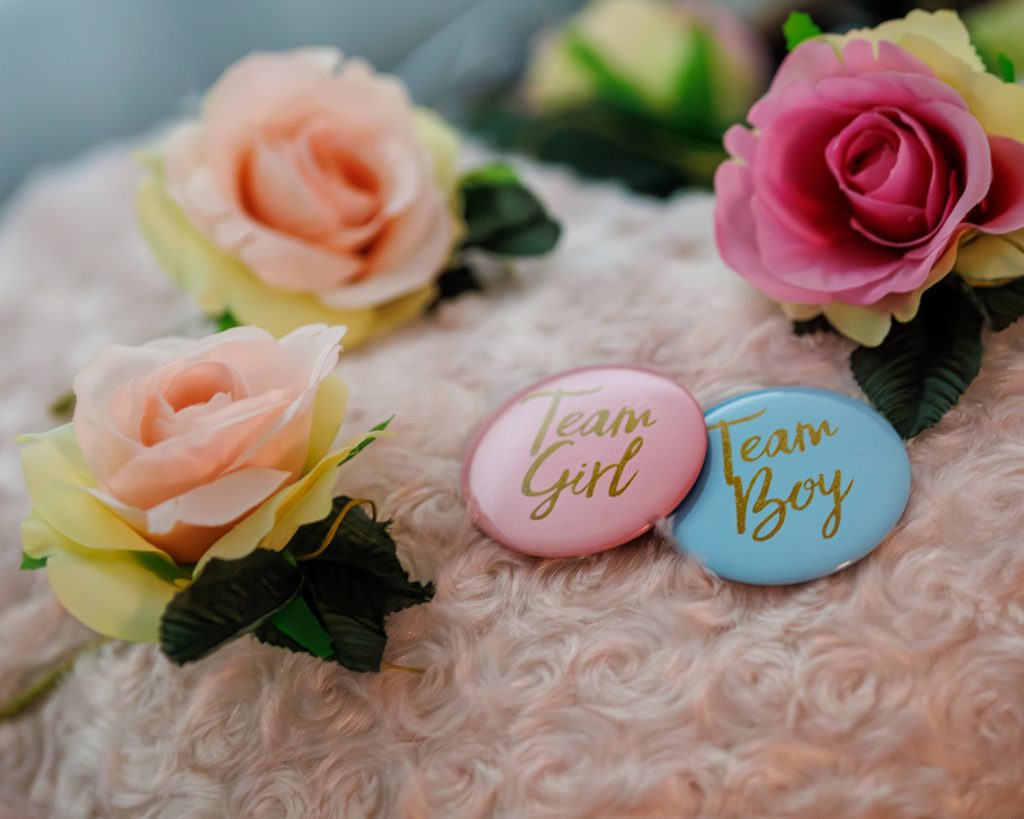 composition de roses sur cœur pour la révélation du genre