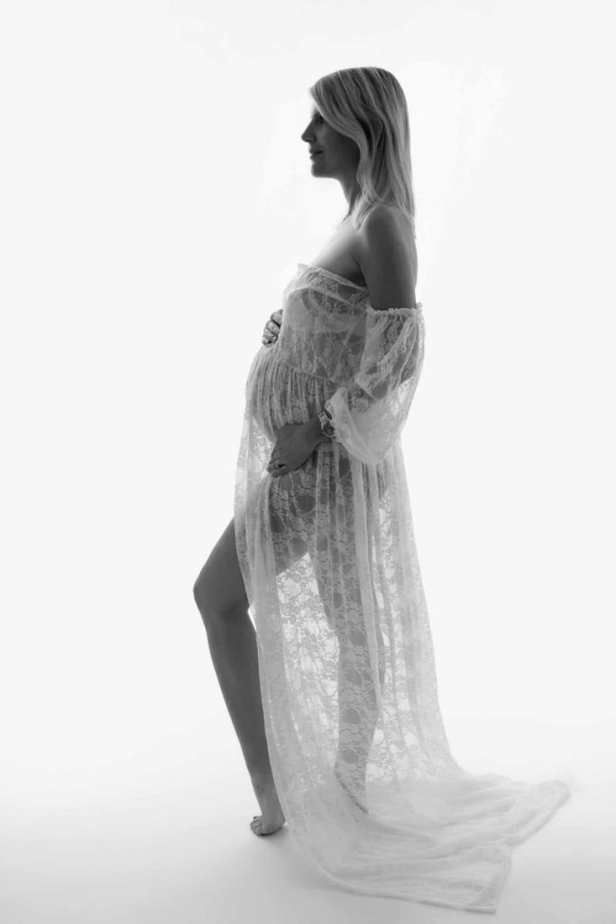 femme enceinte en noir et blanc avec une traine