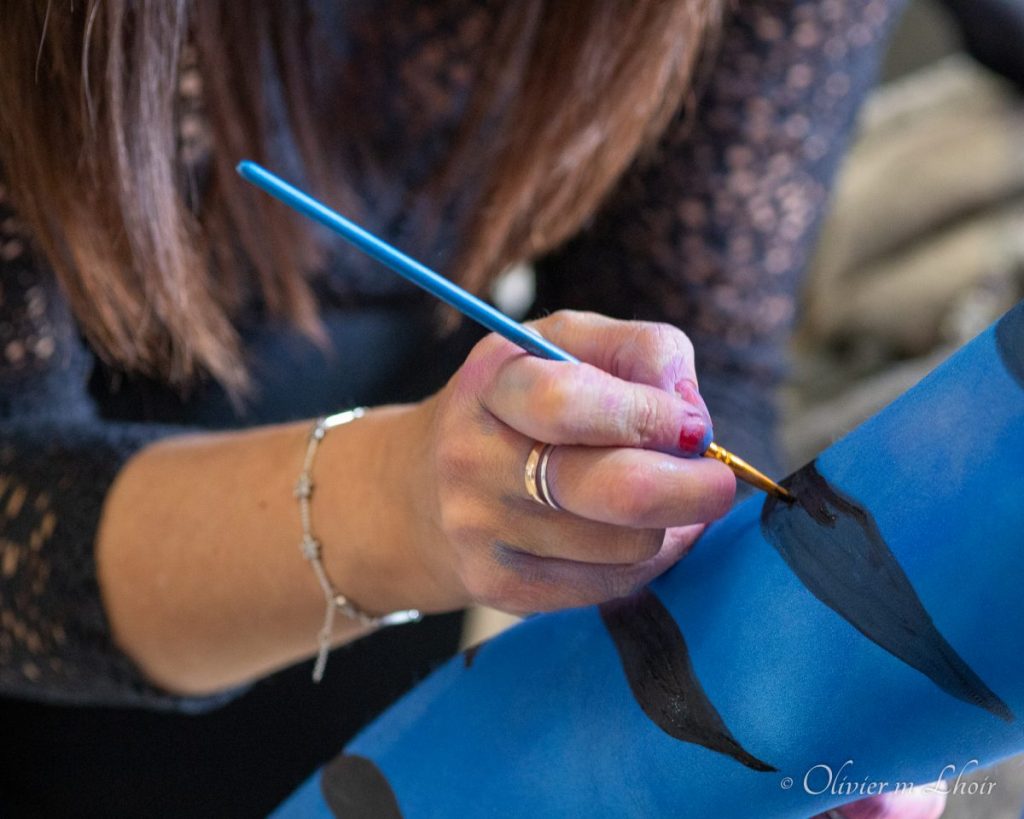 main faisant du body painting et grimage
