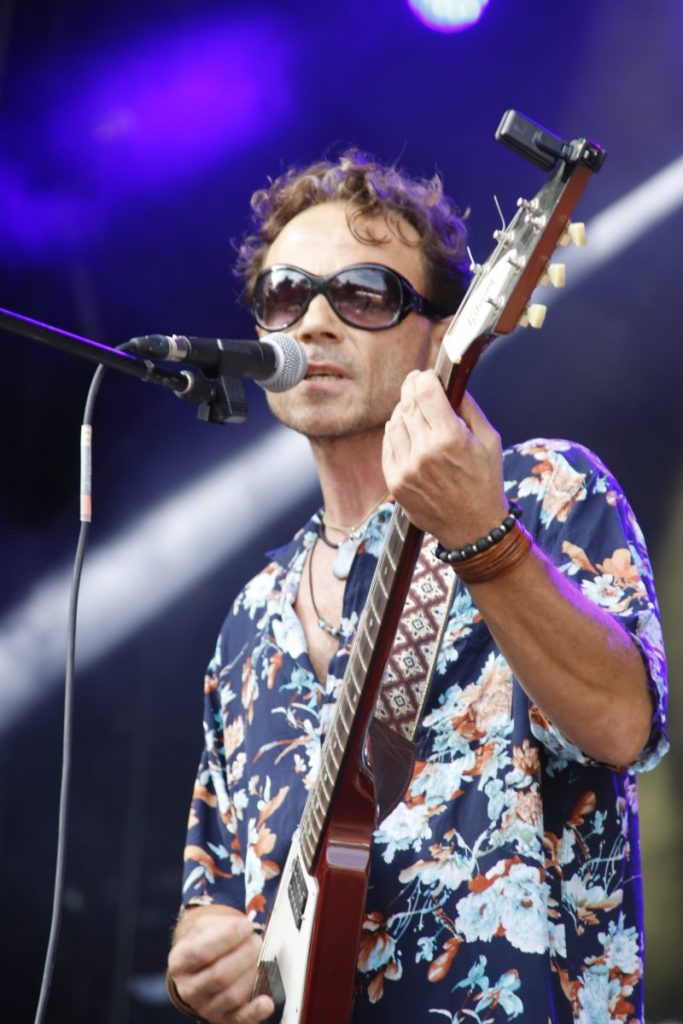 chanteur sur scène