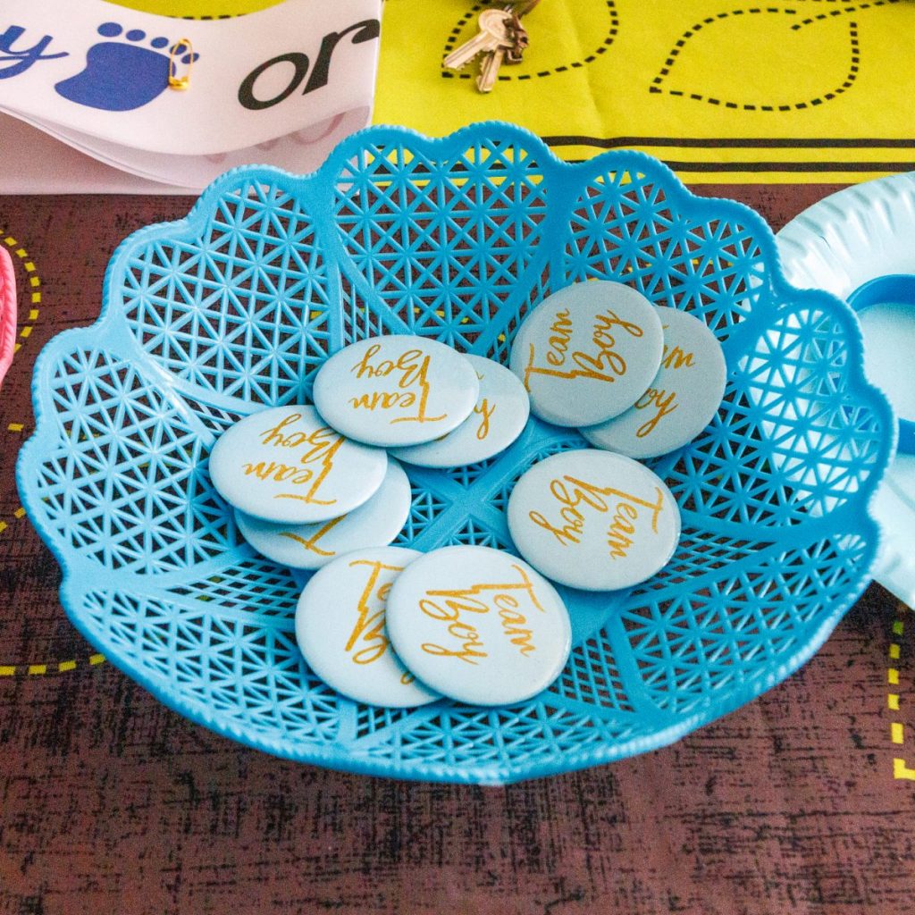 panier bleu avec des badge bleu : team boy