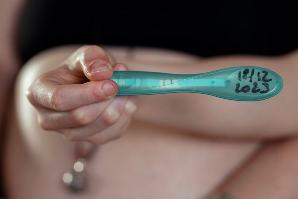 test de grossesse daté en gros plan.