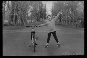 premier pas d'un enfant sur son vélo