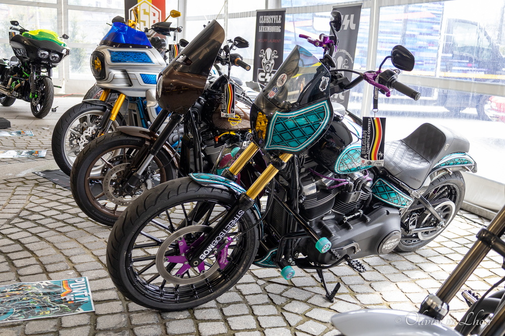 motos d’exposition avec peinture personnalisée