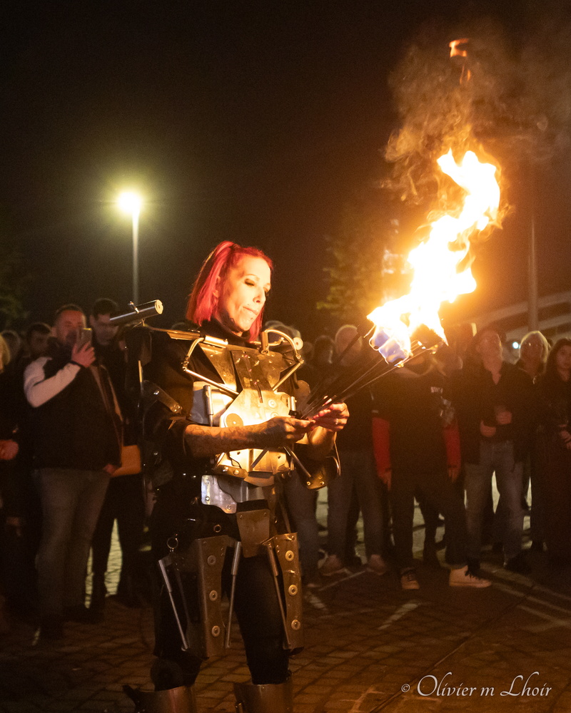 artiste féminine cracheuse de feu
