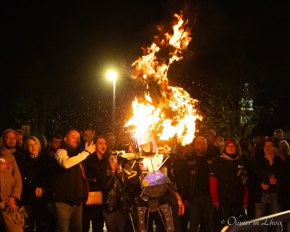femme avec armure et cracheuse de feu