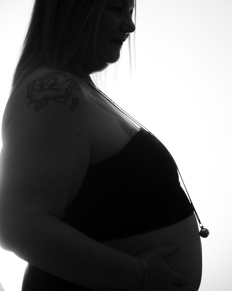 femme enceinte de profil en noir et blanc fond blanc
