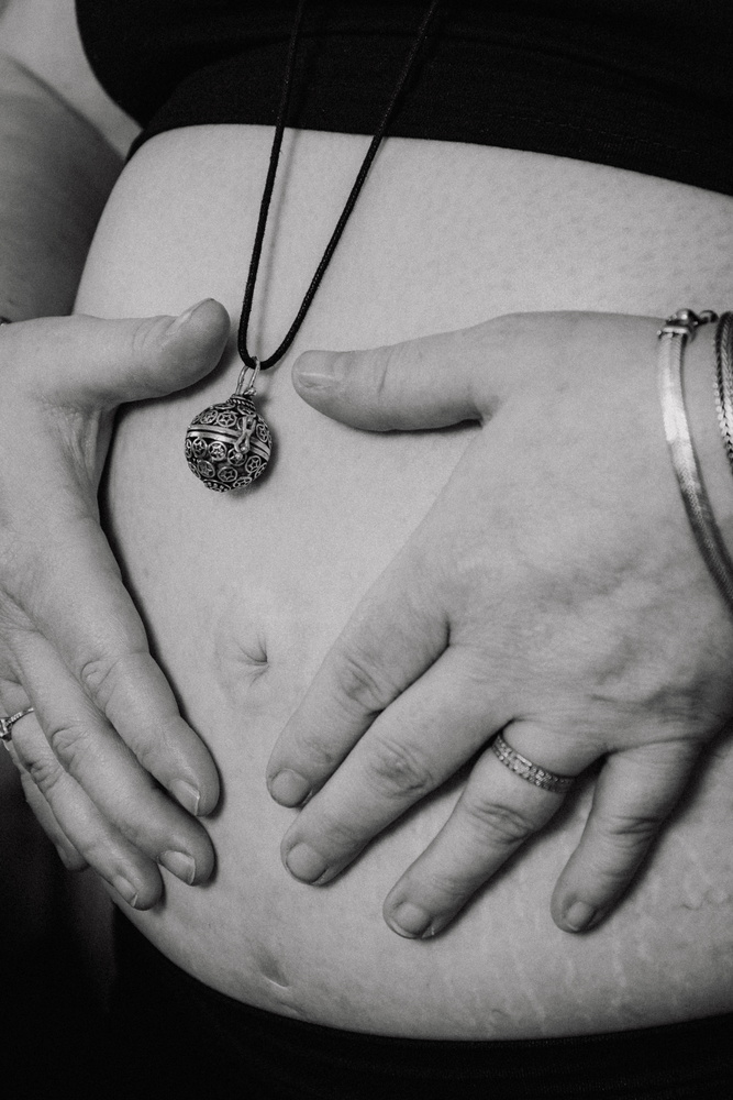 Ventre rond d'une femme enceinte en noir et blanc