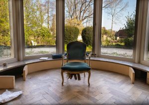chaise au milieu d'une rotonde