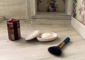 savon brosse et pot sur marbre dans une salle de bain abandonée