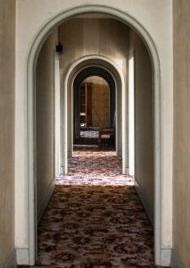 mise en abime d'un couloir avec trois arche