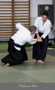 prise d'aikido et chute sur le tatami
