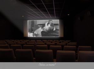 salle de cinéma vide avec projection d'un film muet