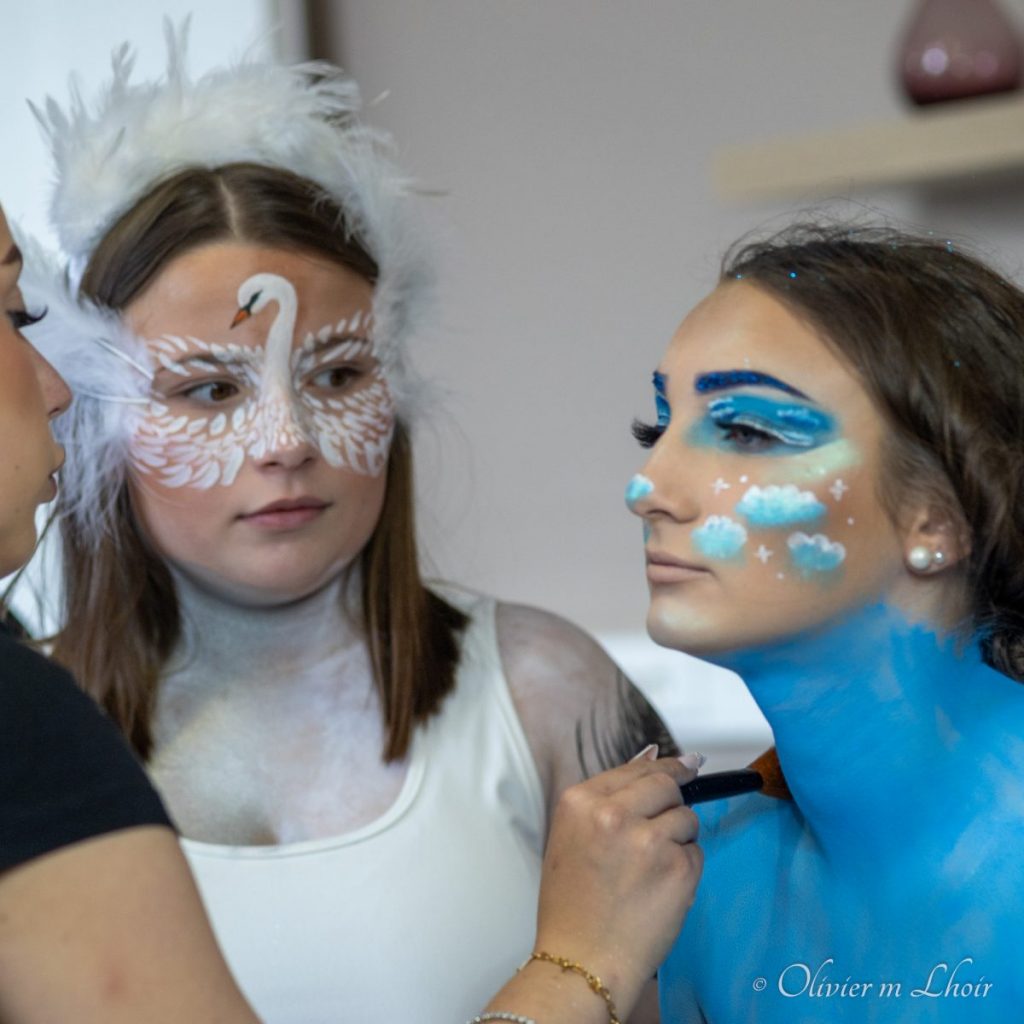 jeune femme grimant une autre