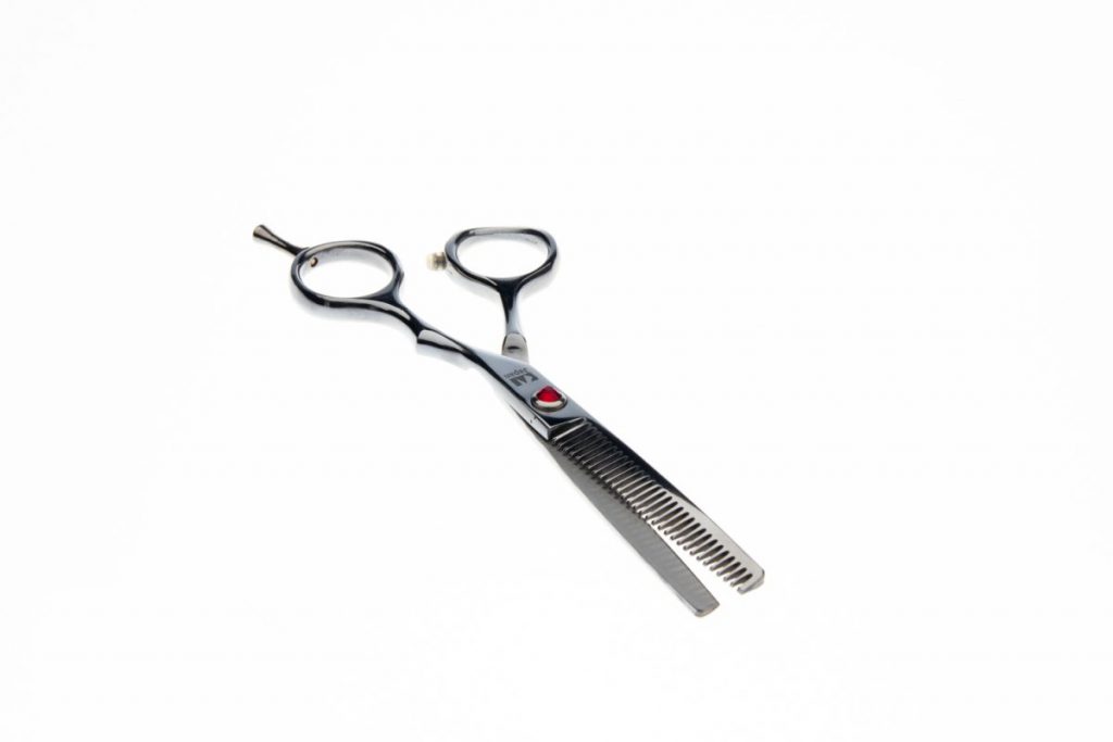 ciseaux de coiffure a effiler sur fond blanc