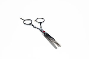 ciseaux de coiffure a effiler sur fond blanc
