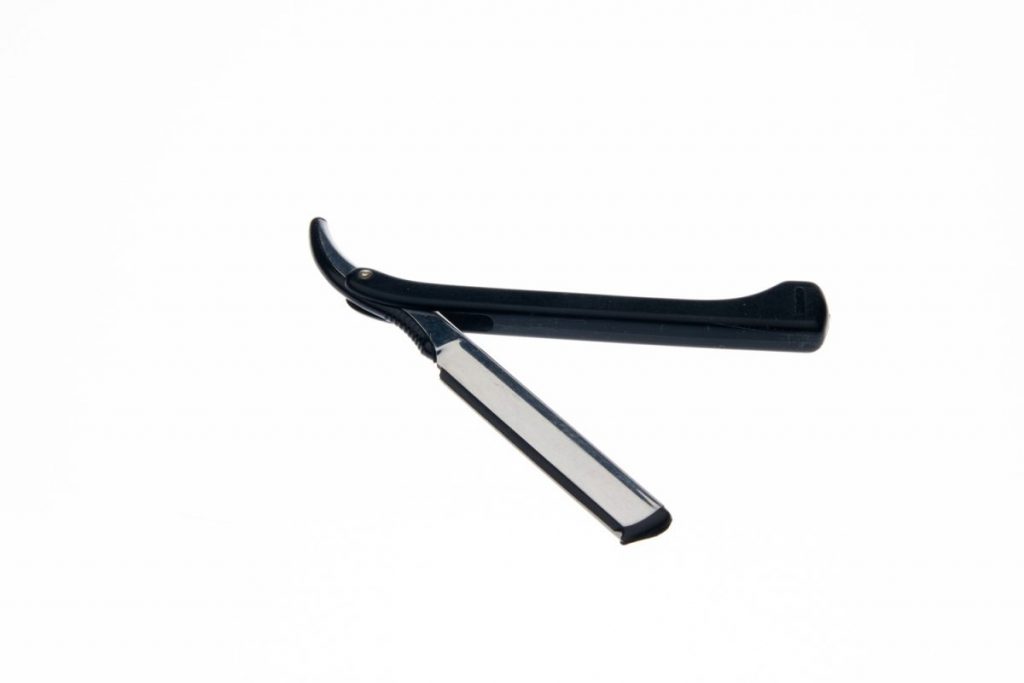 rasoir de coiffure sur fond blanc