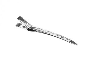 pince de coiffure argentée sur fond blanc