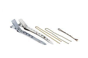 jeux de pince de coiffure et épingle sur fond blanc