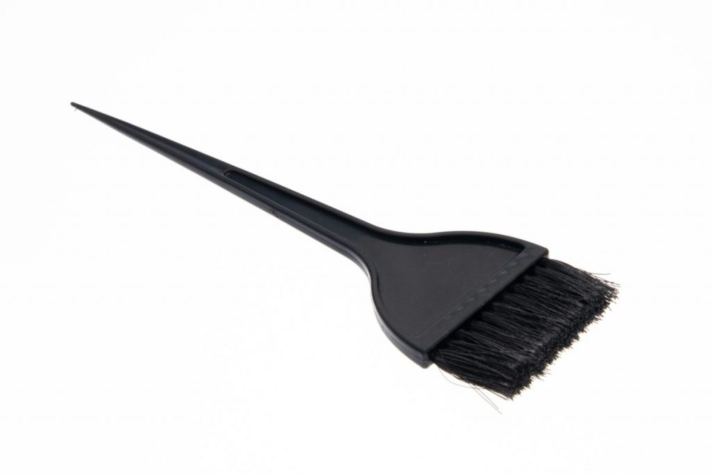 brosse de coiffure pour colo sur fond blanc