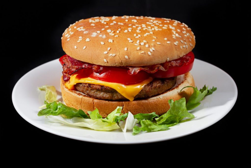 hamburgeur dans une assiette