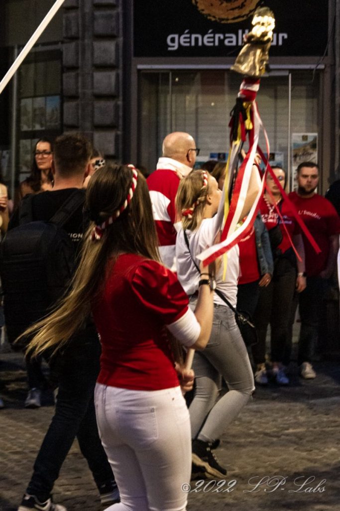 foule animée dans la rue de nuit et porte embleme