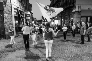 foule animée dans la rue de nuit et en noir et blanc, parade des flambeaux