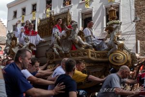 foule poussant le car d'or de mons en haut de la rampe