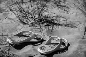 sandale dans le sable en noir et blanc