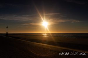 coucher de soleil avec halo sur la mer