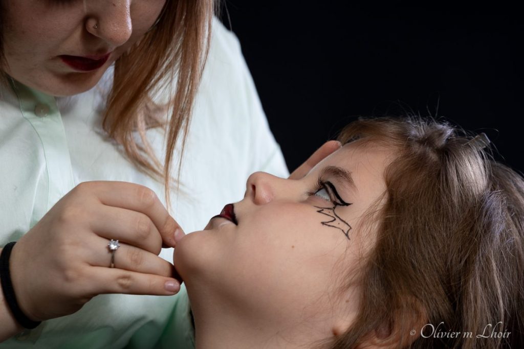 enfant se faisant grimmer