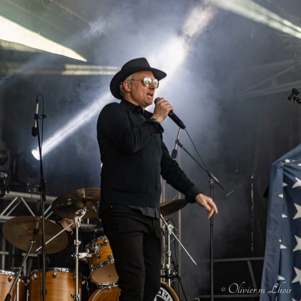 chanteur sur scene