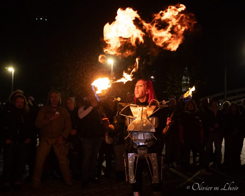 femme vétue d'une armure crachant des flamme