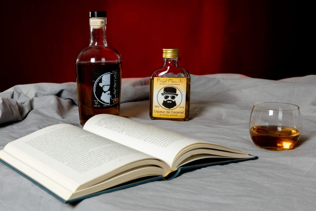 rhum présenté avec un livre ouvert, un verre