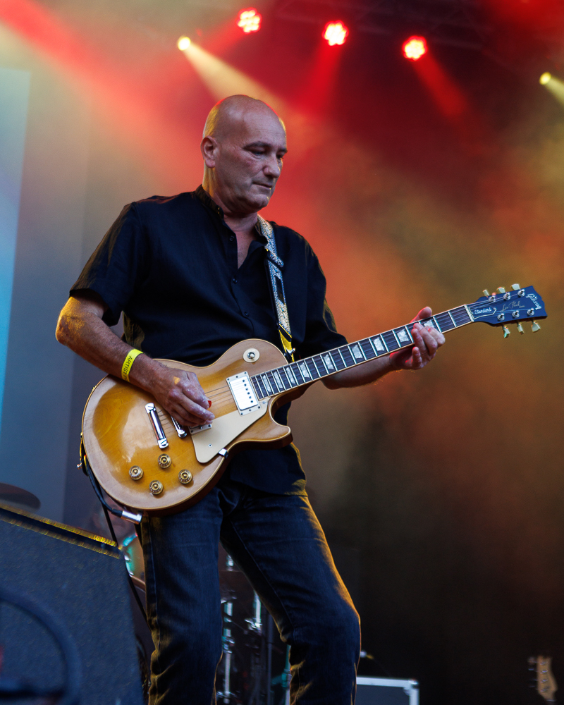 guitariste de hard rock sur scene
