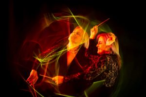 modele en double exposition lumière mouvement, et light painting