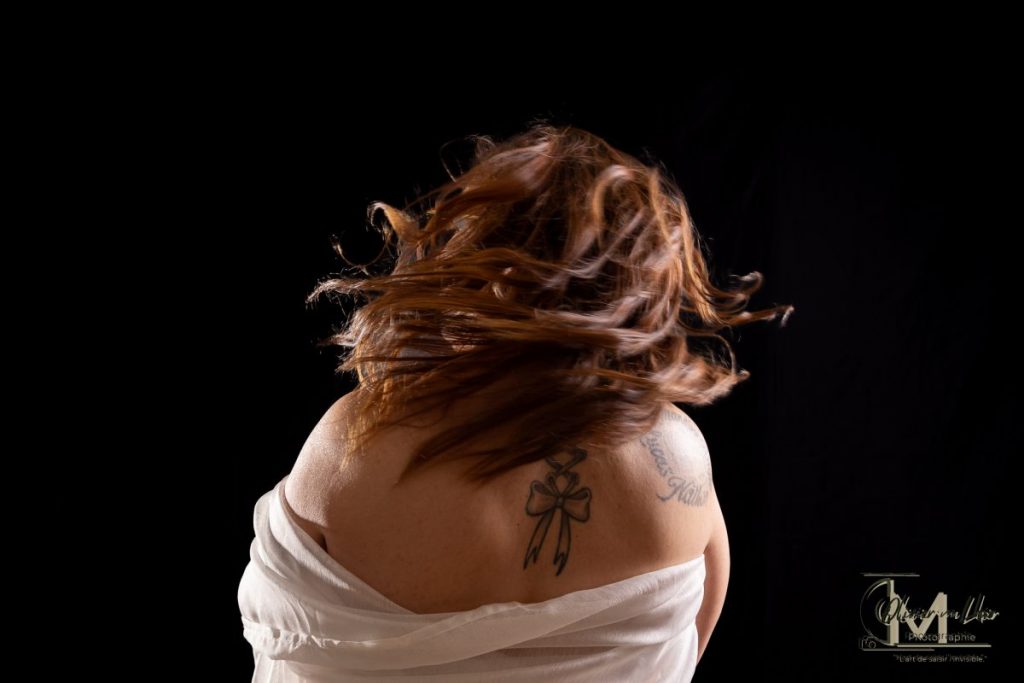 mouvement de dos, les cheveux volent en lumière du studio