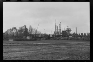 photo argentique noir et blanc d'une usine
