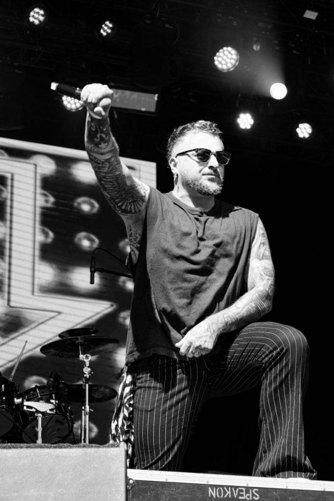 chanteur de rock en noir blanc