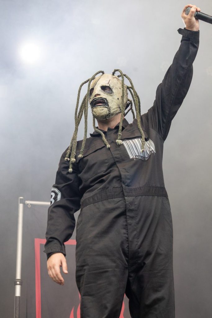 chanteur avec un masque